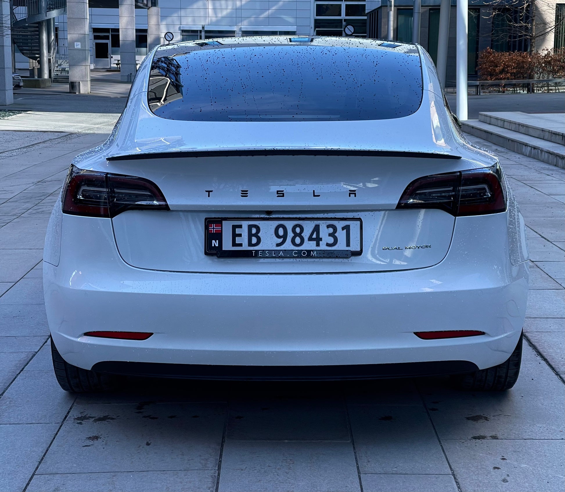 svarta tesla bokstäver 