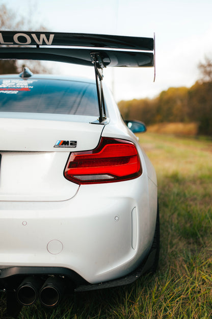 Blanksvart BMW M2 Competition emblem