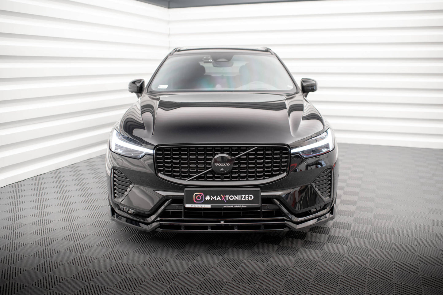 Blanksvart Volvo XC60 front läpp R-design Mk.2